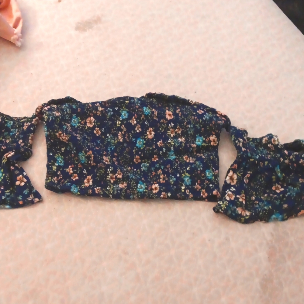 A blue floral crop top (m)